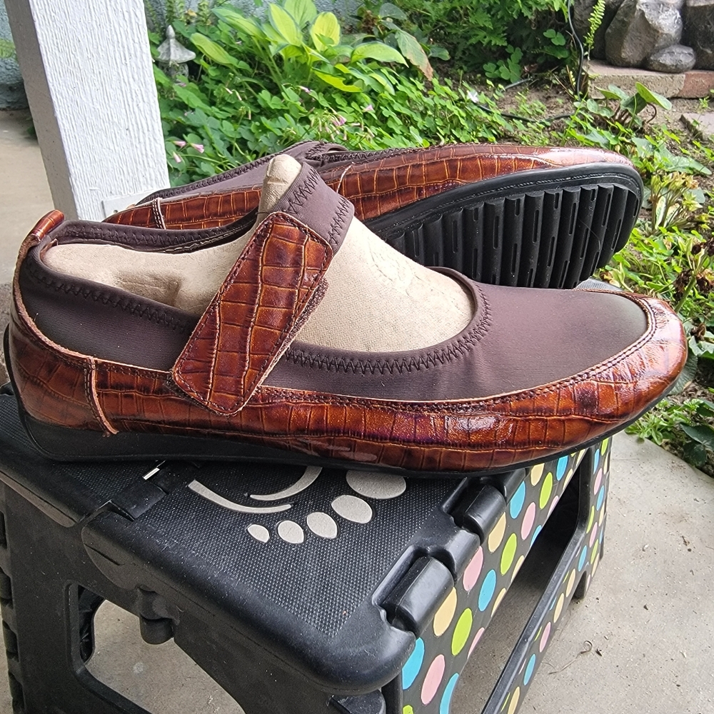 HELLE Comfort Shoes Women's Size 40/US 8.5-9 Brown Embossed Patent Leather Clogs